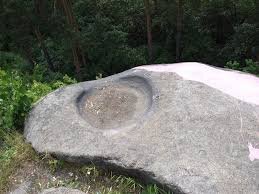 Углубление в камне возможно использовали для жертвоприношения