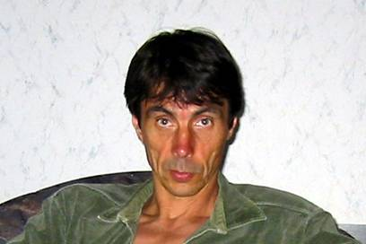 Бывший сооснователь "Яндекса" Аркадий Борковский. Он мог бы добиться многого, но он выбрал теплое место в Калифорнии, работая наемным работником на компанию "Yahoo!". Он не выдержал очередного российского кризиса и уехал в США.  Спустя некоторое время, Аркадий Волож позвонил Борковскому с предложением открыть компанию "Yandex.Labs".  У "Яндекса" появилось свое отделение в Кремниевой долине, благодаря бывшему сооснователю. 