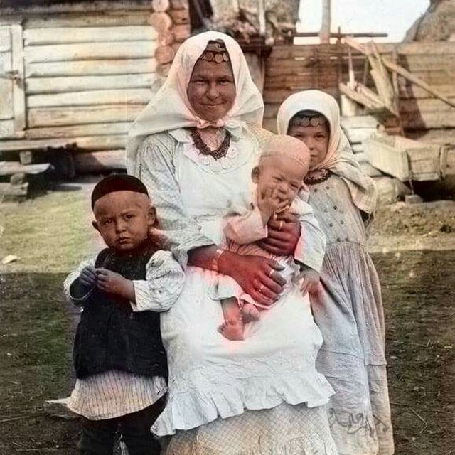 Мать с детьми. Татары. Начало ХХ в. Фотоархив Российского этнографического музея 