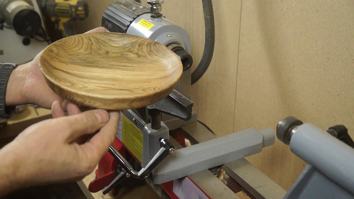 Тарелка, выточенная с использованием двухстороннего скотча. Работа автора