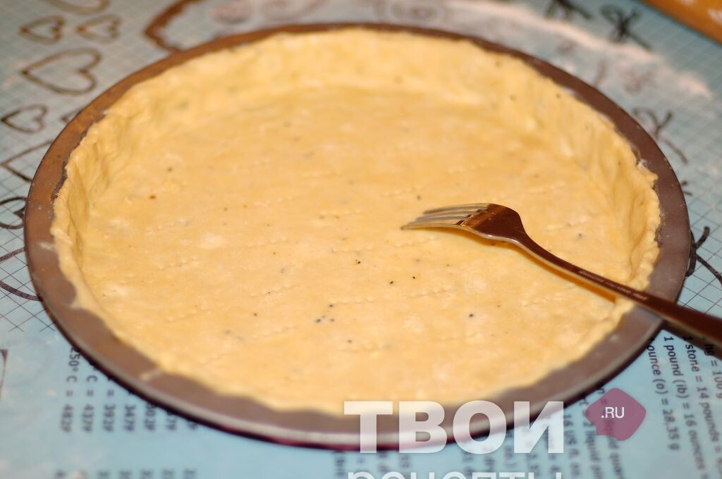 1 -Для теста в чаше кухонного комбайна соедините муку, охлажденное сливочное масло, нарезанное кусочками, и соль. Взбейте до состояния крошки. Добавьте яйцо и 1-2 ст. л. ледяной воды. Снова взбейте, чтобы тесто начало собираться в комочки. Быстро вымесите тесто руками, сформируйте из него диск и уберите в холодильник на 1 час. Затем раскатайте тесто по диаметру формы (диаметр 24 см, высота бортика 4 см). Наколите вилкой и снова уберите в холодильник на 15 минут. Тем временем разогрейте духовку до 200 гр. Выпекайте основу в течение 10-15 минут до золотистого цвета. 