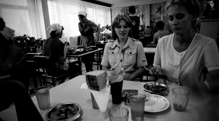 Всем привет!
Продолжаю тему гастрономической ностальгии :)
Сегодня пройдемся по советским столовым.
В нашем районом центре была одна городская столовая. Называлась "Россия".-6