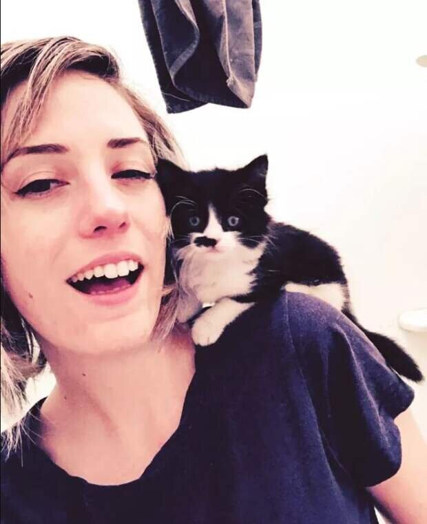 Элли и Асбест. Источник фото: https://usiki-xvostiki.ru/blog/43941844821/Vo-vremya-dozhdya-devushki-uslyishali-grohot-v-vannoy…-Tam-iz-dy?nr=1