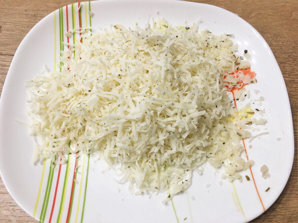 Этот простой, вкусный салат из кальмаров обязательно готовлю на праздничный стол, есть вариация без майонеза