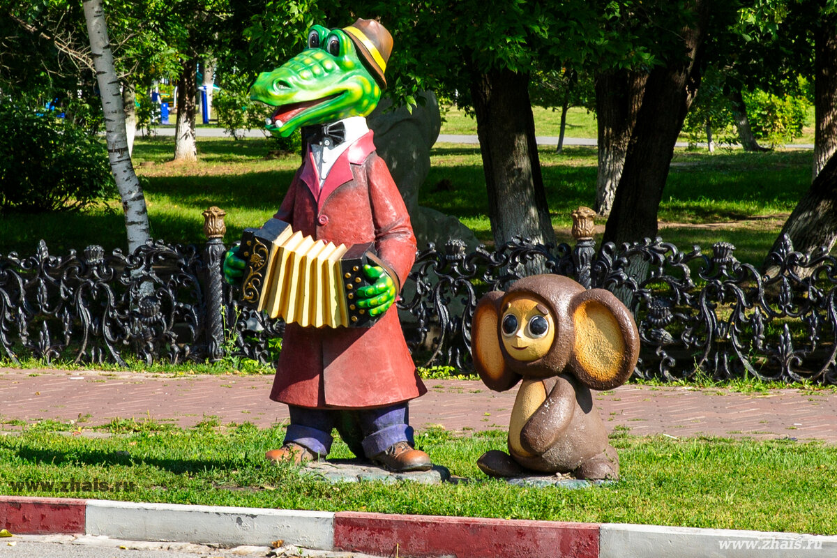 Фигуры в парках москвы. Памятник Чебурашке и гене в Москве.