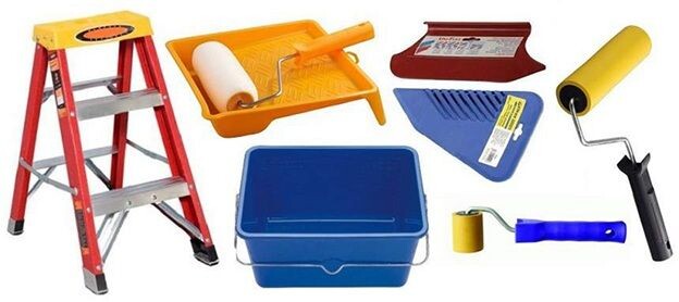 На фото показаны самые необходимые инструменты: специальный лоток позволяет равномерно распределить клей по валику, пластиковый шпатель или широкий валик пригодится для прижима полотна, а узкий валик предназначен для стыков. 