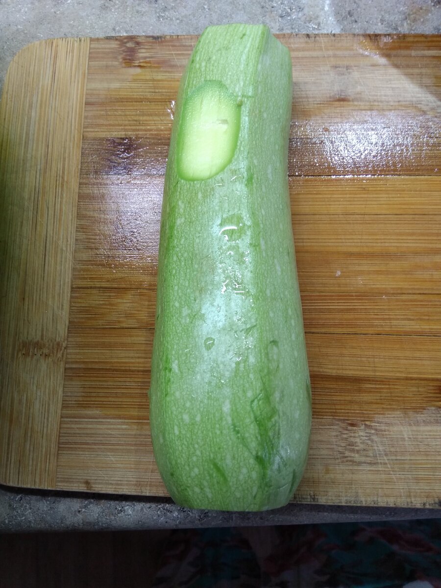 Фото автора. Молоденький кабачок нарезать со шкуркой