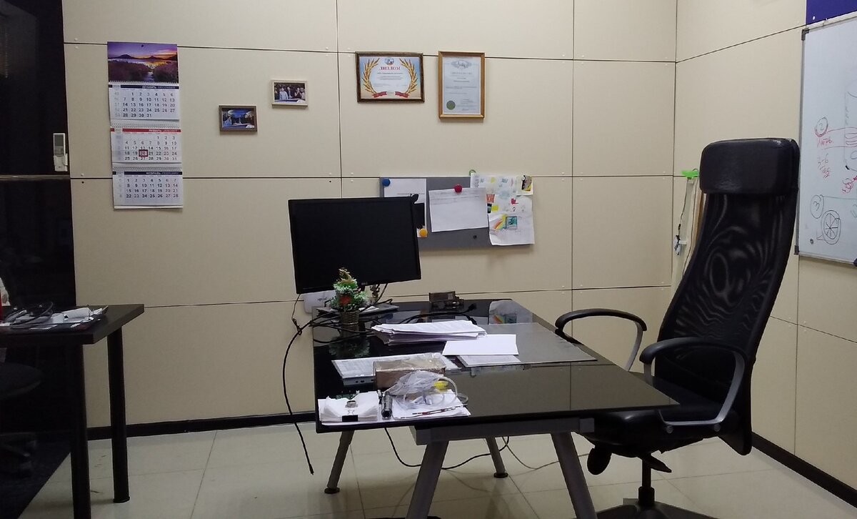 Утро. За 20 минут до начала рабочего дня. Офис еще пустует.