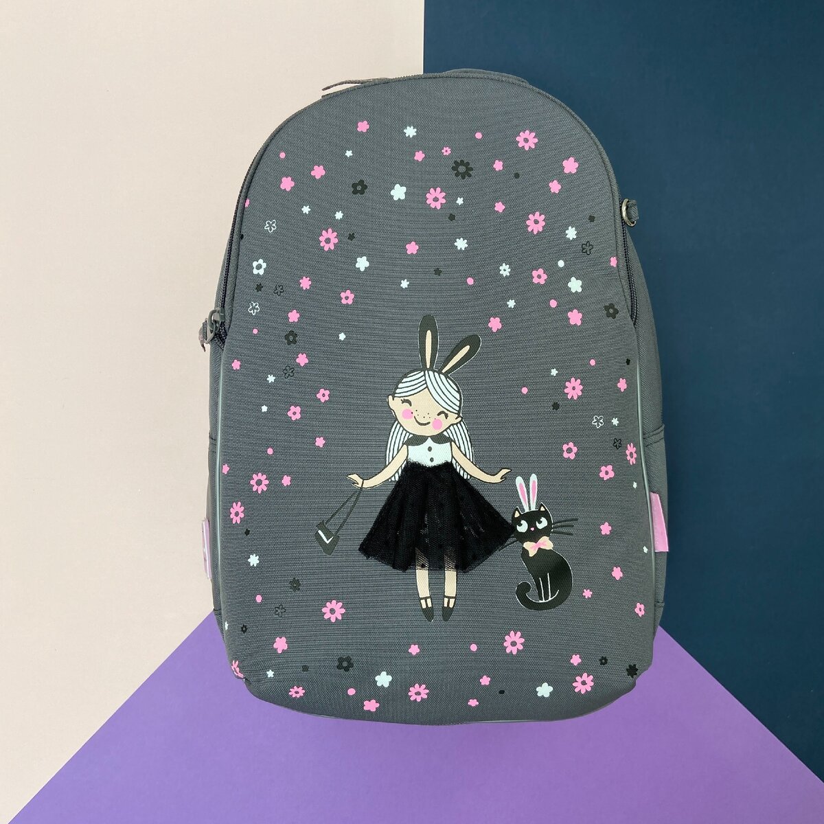 Рюкзак-капсула бывает как жестким, так и облегченным. И весит по-разному. На фото пример мягкой капсулы. Форму в целом держит. Весит всего 640 г.