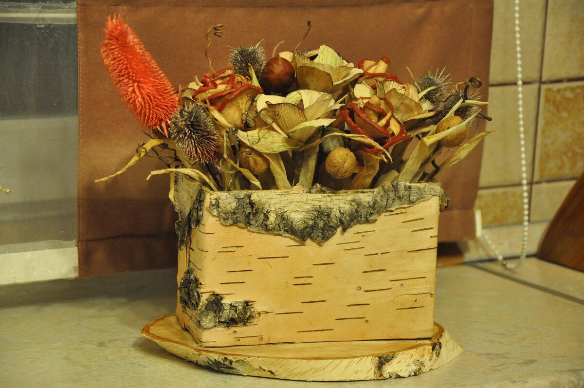 Берестяной короб с цветами из кукурузных листьев и высушенных яблок