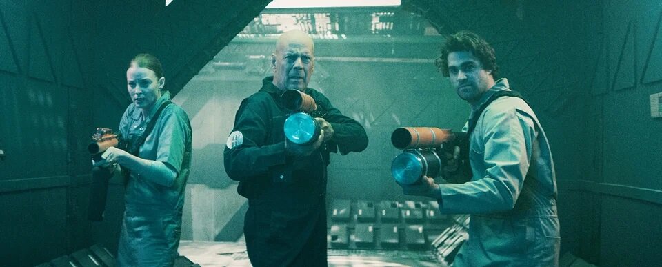 кадр из к/ф "Брешь"