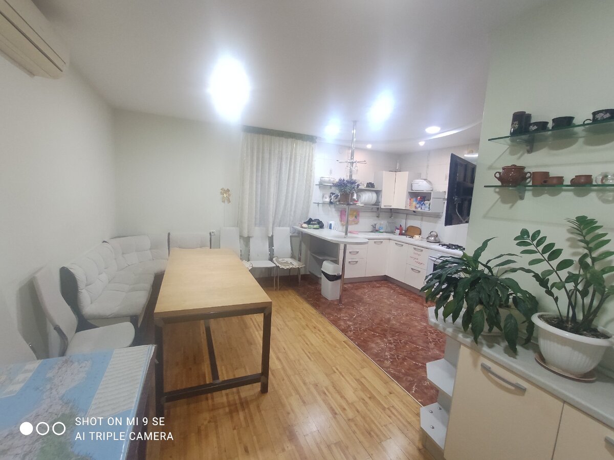 Большой удобный стол