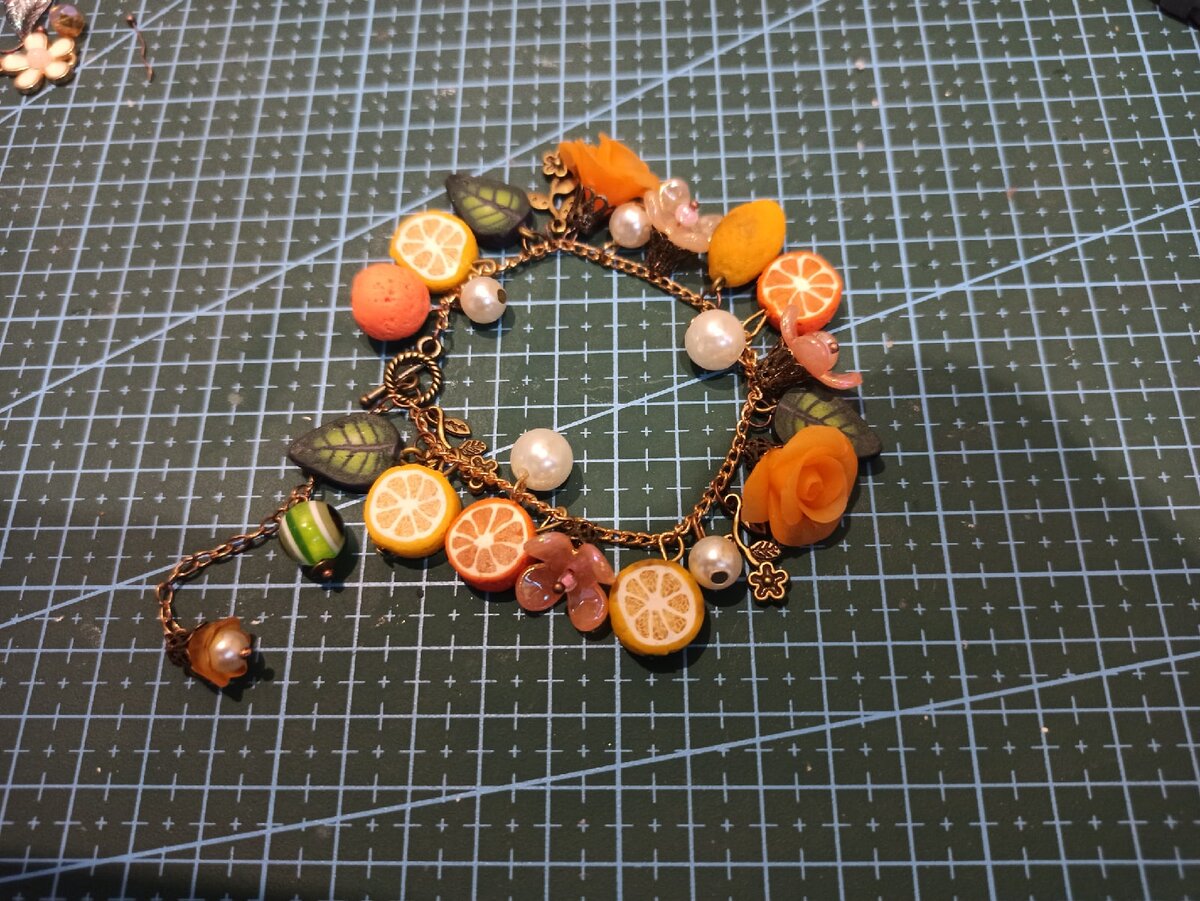 Браслет из бусин и полимерной глины