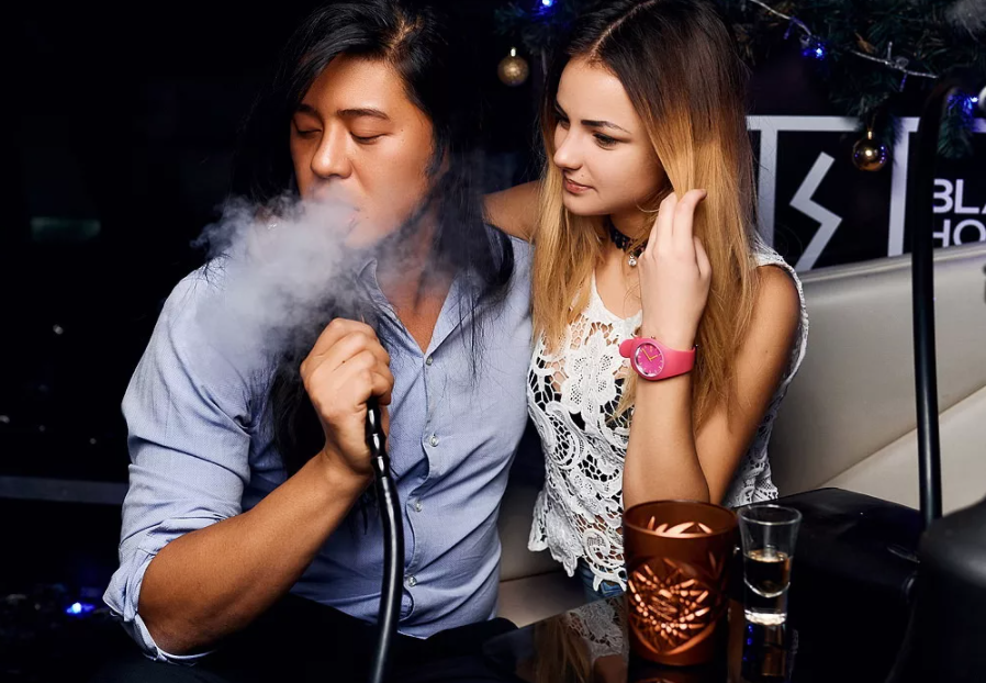 Суть этой новомодной сети проста: бездельники общаются голосом.