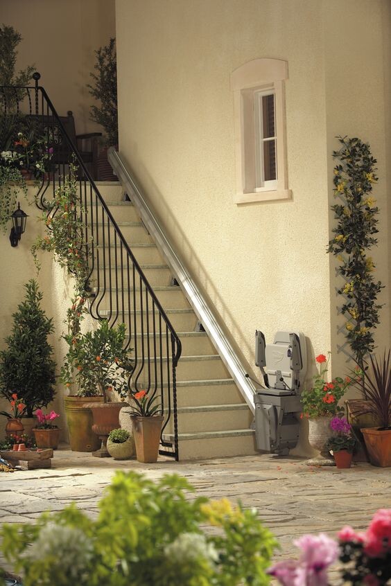 Лестница украшена цветами
