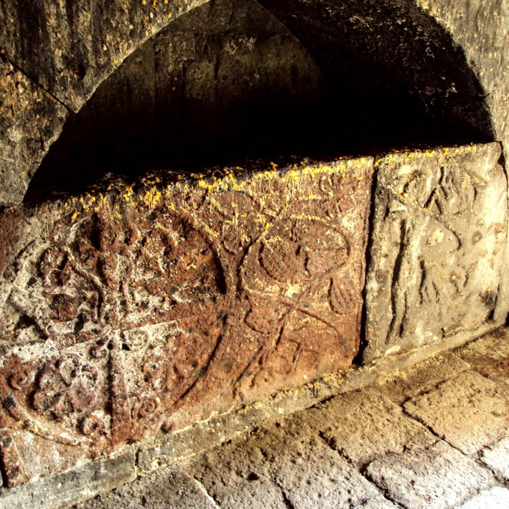 Гробница Аршакидов в интерьере. Рельефы южной плиты. Фото © Armen Manukov 