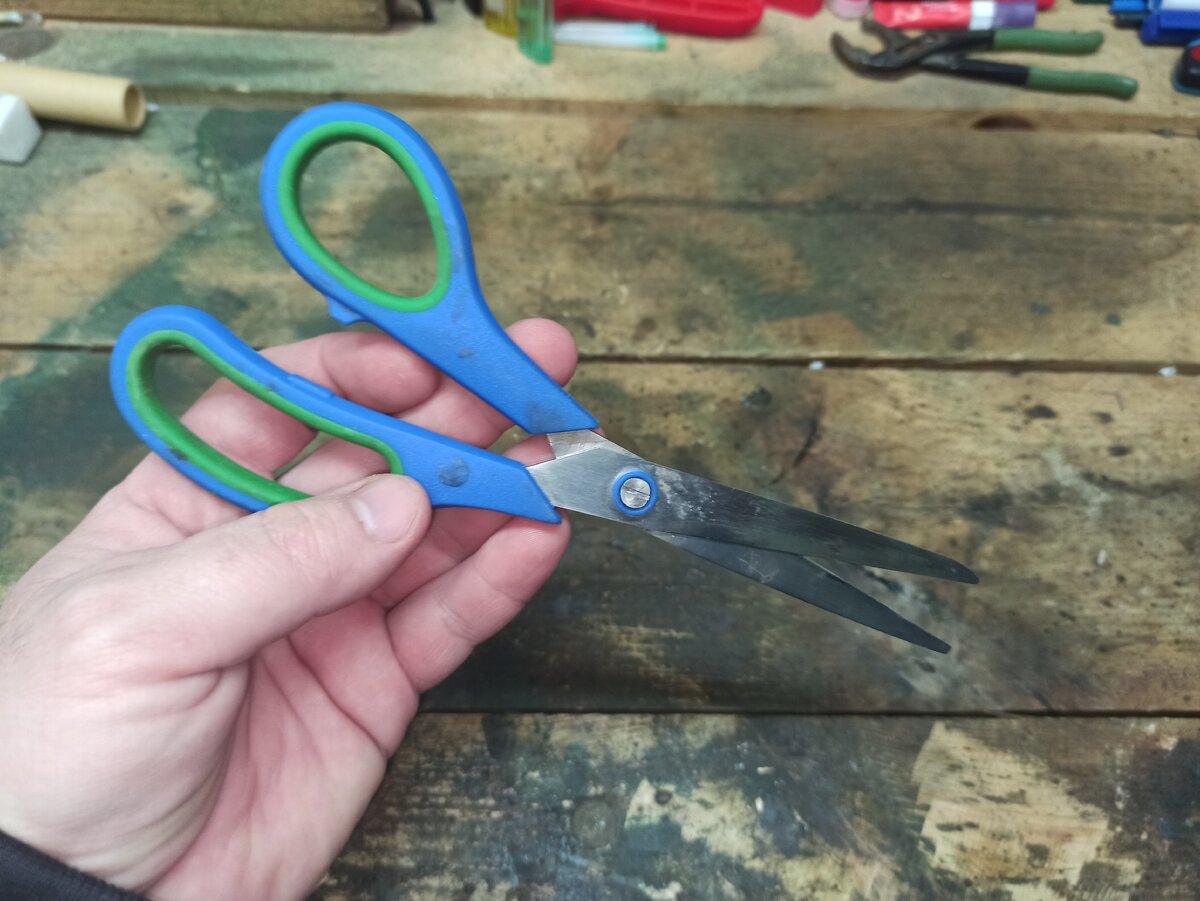 Девичья рука с ножницами. Любимые ножницы. Девочка с ножницами. Заточить ножницы. Как делают делают ножницы видео.