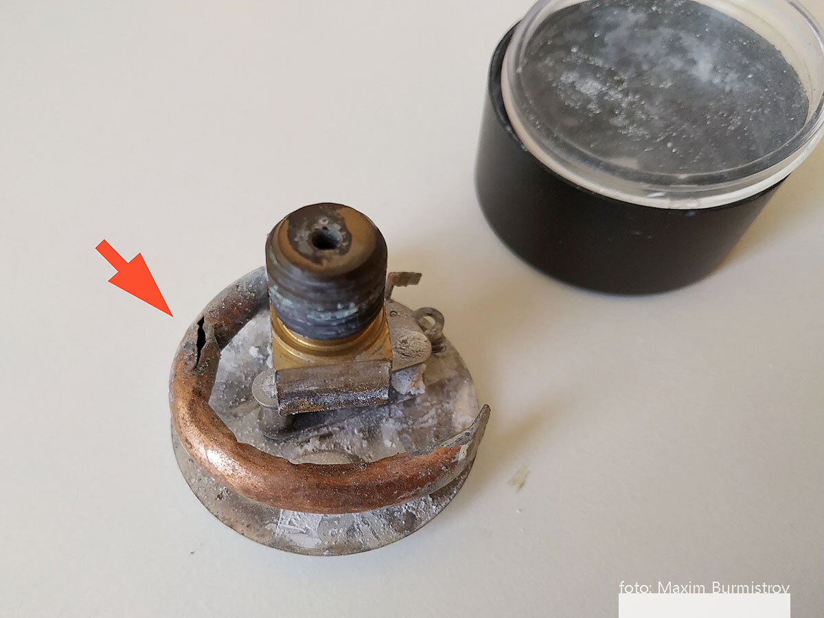 Здесь все очевидно: расширительная трубка в манометре лопнула, окислился и отгнил привод стрелки. Деталь только под замену.