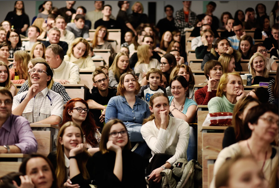 Преподаватель философии. Студенты в аудитории. Аудитория слушателей. Аудитория людей. Лекция в вузе.