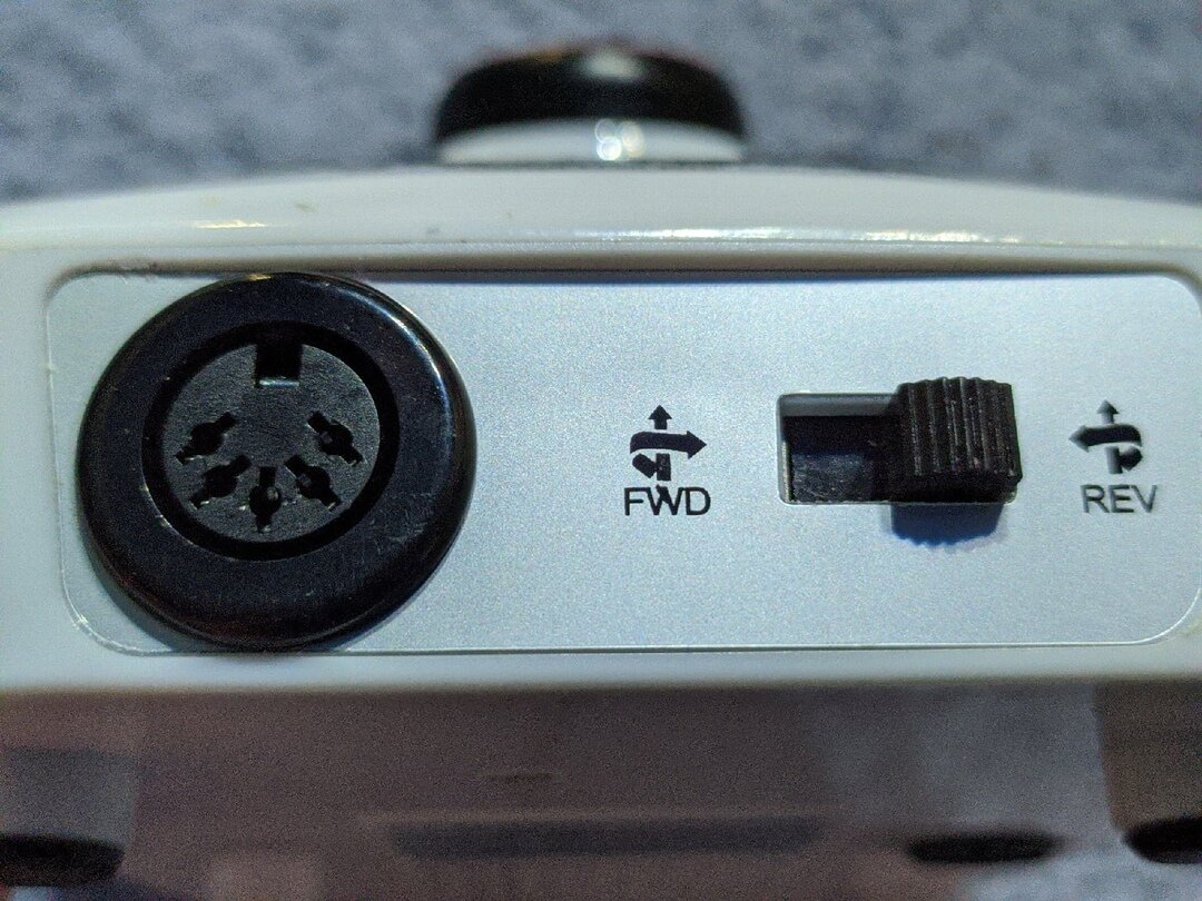 Разъём для подключения ручки, а также переключатель направления вращения фрез