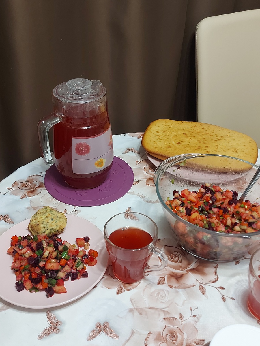К салатику ещё подала компот, сваренный из клюквы, шиповника и яблок, а на десерт был очень быстрый кекс.