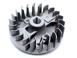 Сюда входит магнето маховик  , катушка зажигания  с высоковольтным проводом и свеча зажигания. 

Рекомендую начинать проверку именно отсюда. Мы снимаем колпак и выкручиваем свечу резьбой на массу и проверяем искру. Искра есть слишком слабенькая поэтому возьмем другую новую свечу и проверим. Есть искра! С системой зажигания у нас тут все хорошо.