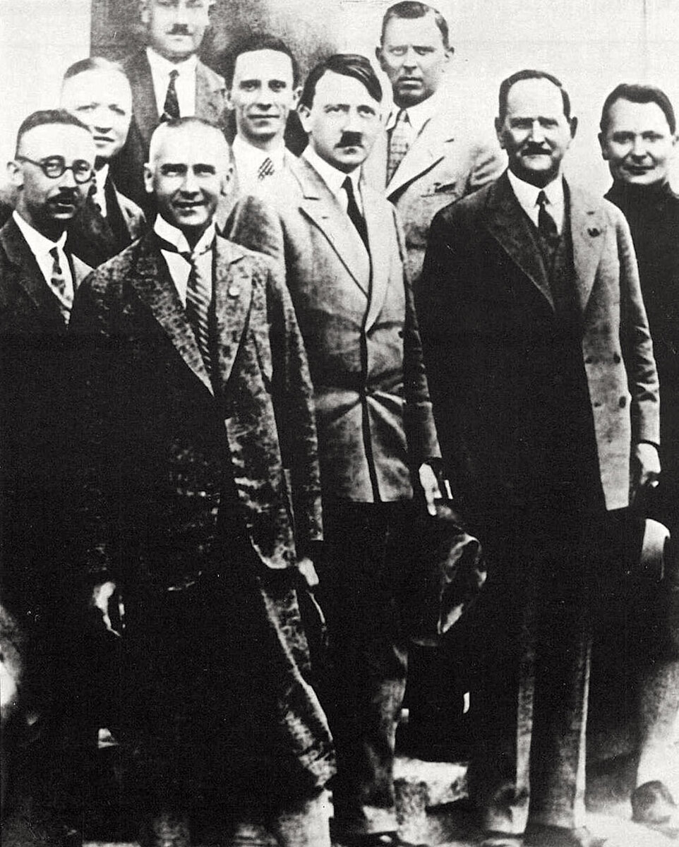 Гитлер с руководством НСДАП. Источник: wikipedia.org