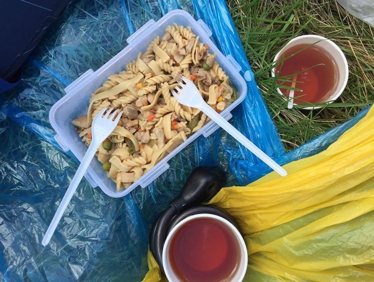 Сделали остановку на обед. Расположились с обратной стороны здания заправки 