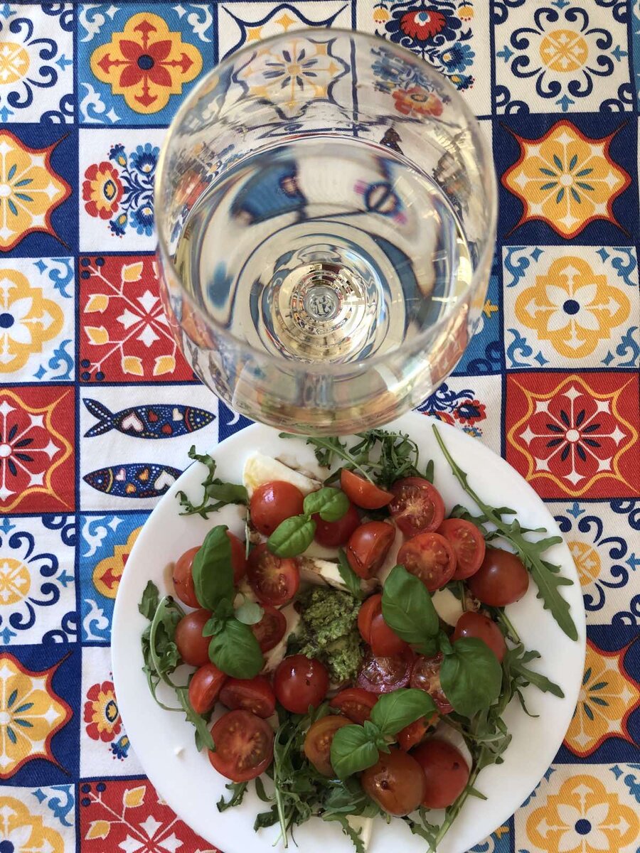 "Не правильный" салат Капрезе с добавлением песто.