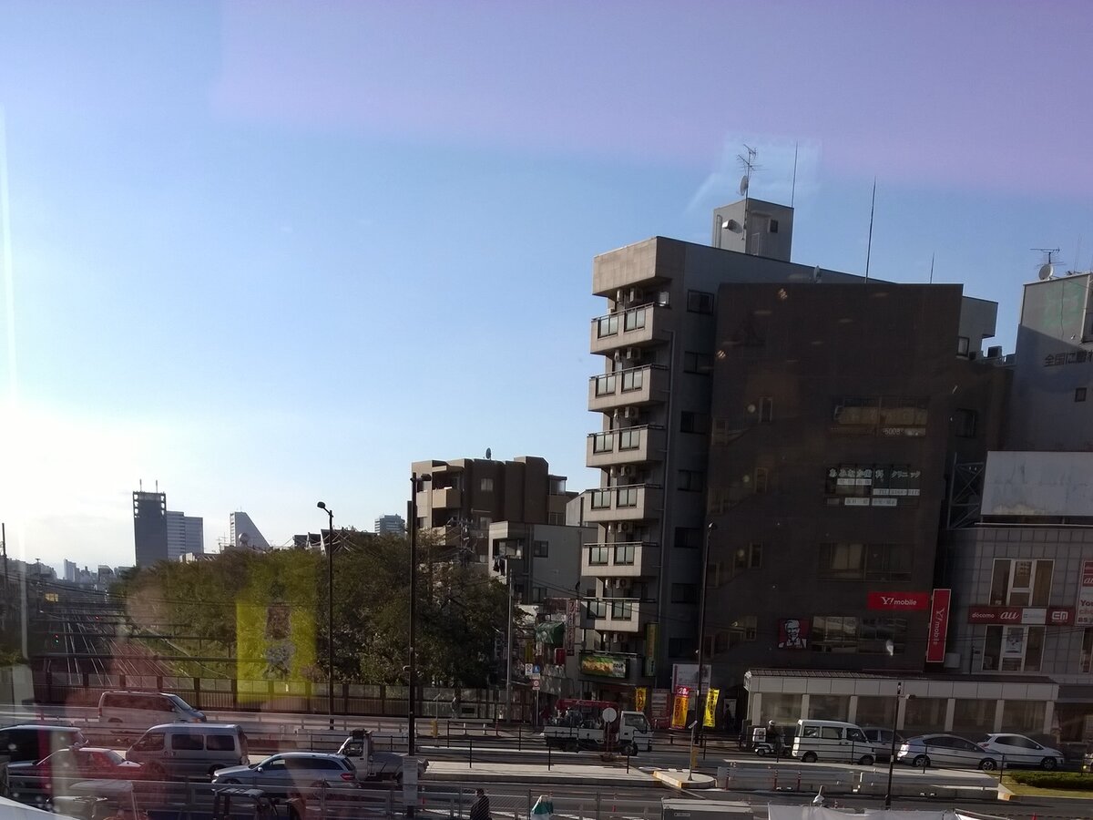 Вид из кофейни на станции Хигаси-Накано.