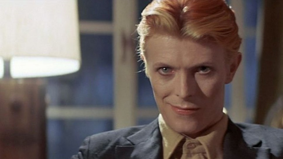 кадр из фильма "Человек, который упал на Землю"