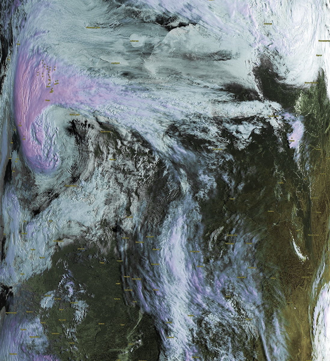 Облачность над ЕТР утром 07.05.2021. В центре снимка с севера на юг протянулась облачная полоса холодного атмосферного фронта циклона. К западу от него, в промежуточном гребне антициклона, распространившегося в тыл циклону, небо преимущественно ясное. Вот в этом погожем гребне и оказалась Москва и ее окрестности этим днем. Фото: https://vk.com/sputnikmeteo