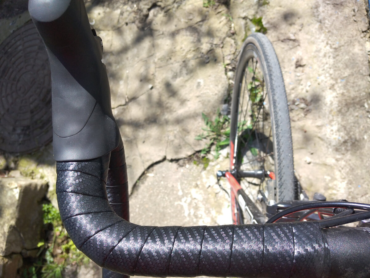 Стоковая обмотка. По ощущениям похожа на изоленту