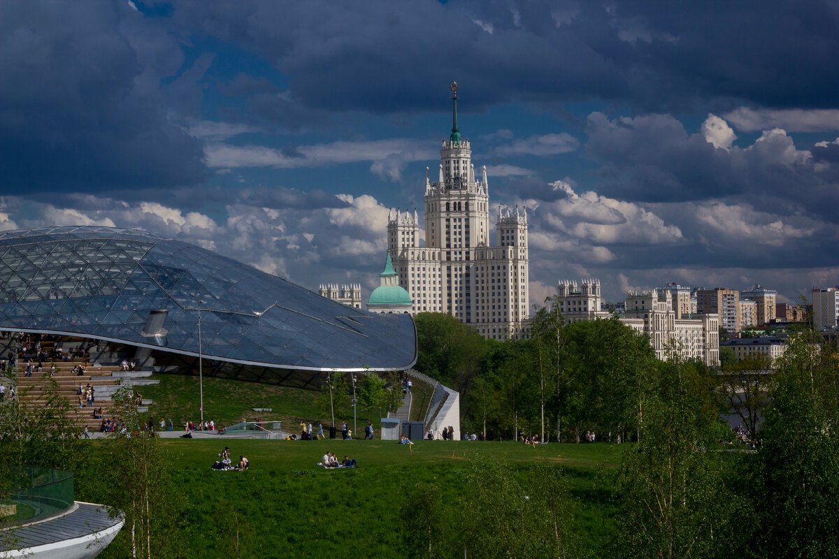 Вид из парка Зарядье где мы гуляли