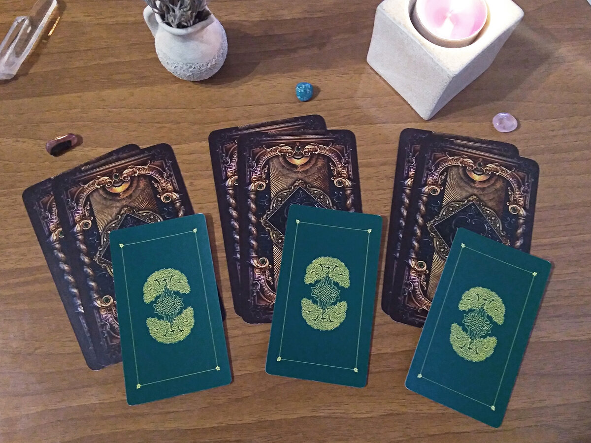 Слева направо: турмалин, амазонит, розовый кварц