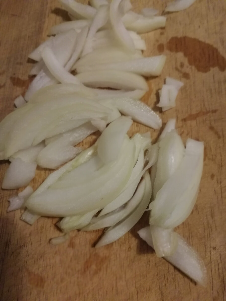 Нарежьте крупно лук