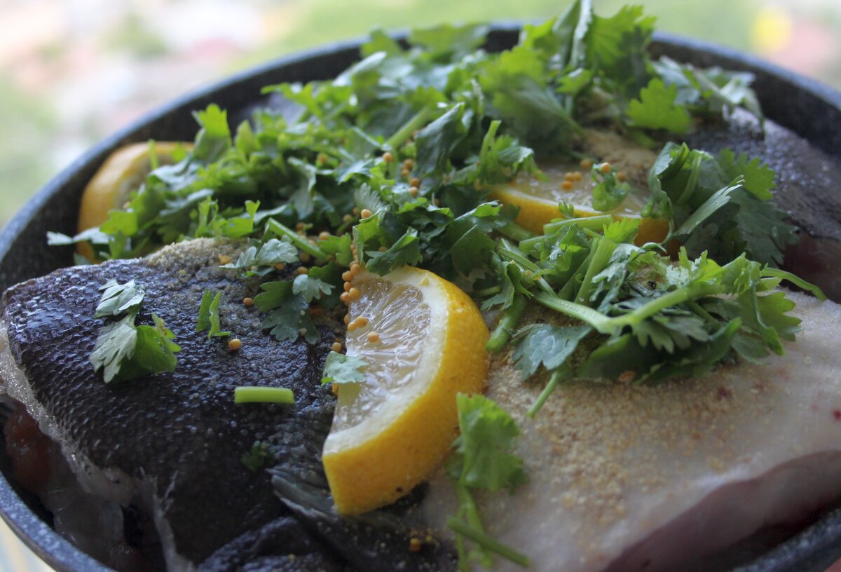 Камбала с лимоном и зеленью: рецепт от читательницы Дзена Екатерины. Фото автора. В сковороде, кроме рыбы и кинзы, — готовая смесь приправ "Лимонный перец", зёрна жёлтой горчицы, немного молотого пажитника. 