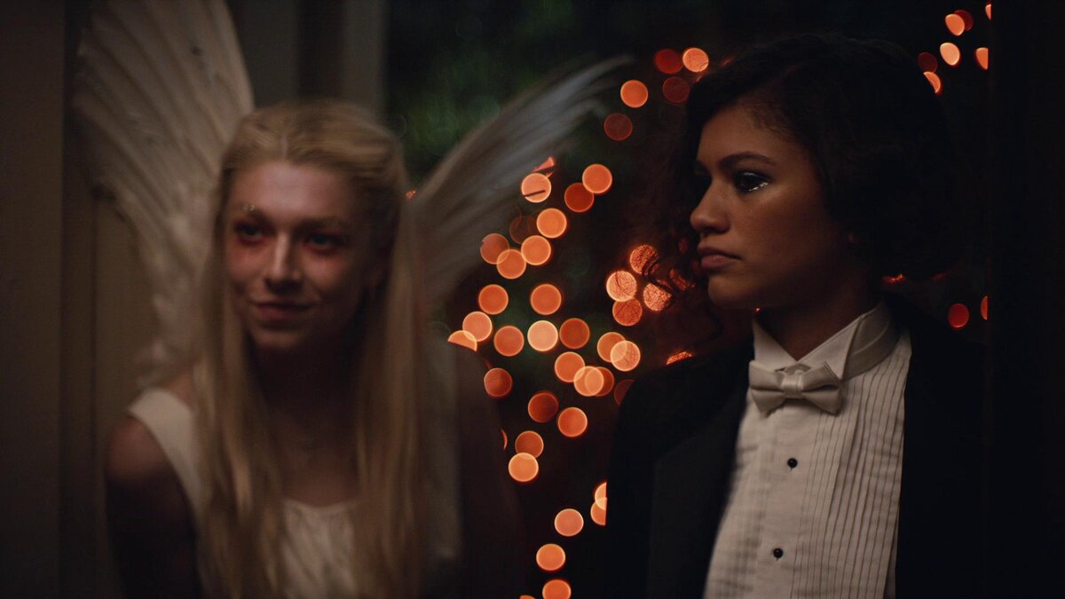 Зендая играет очень правдоподобно. В сериале есть маты, но они только красят.