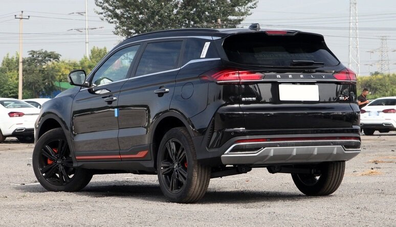 На фото: кроссовер Geely Atlas X