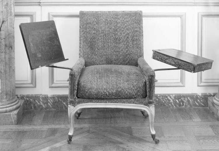 Разновидность вольтеровского кресла с приставным столиком и ящичком для бумаг. 