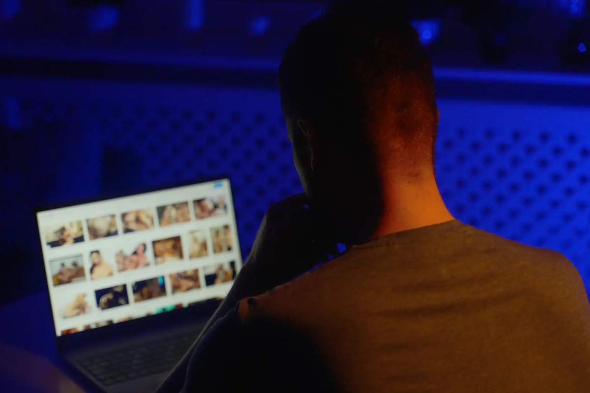 Исследования показывают, что около 80% подростков  в интернете смотрят онлайн-порнографию