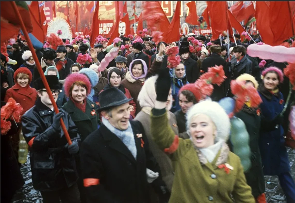 7 ноября какой события. Демонстрация 7 ноября в СССР. Празднование 7 ноября в СССР. Празднование Октябрьской революции в СССР. Ноябрьская демонстрация в СССР.