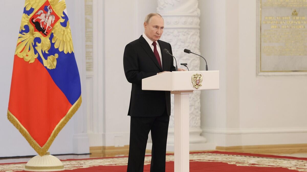    Президент РФ Владимир Путин выступает на торжественном приеме в Кремле накануне Дня Героев Отечества© РИА Новости / POOL