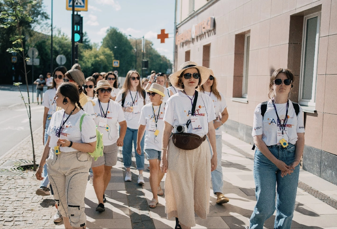 В Ижевске парков не так много, но они есть (и там по вечерам есть освещение, можно гулять даже после заката, в отличие от Берлина). Доступная среда не везде, но её становится больше с каждым годом. Развит наземный транспорт, а еще поездка в такси стоит в Ижевске столько же, как поездка на общественном транспорте в Берлине.