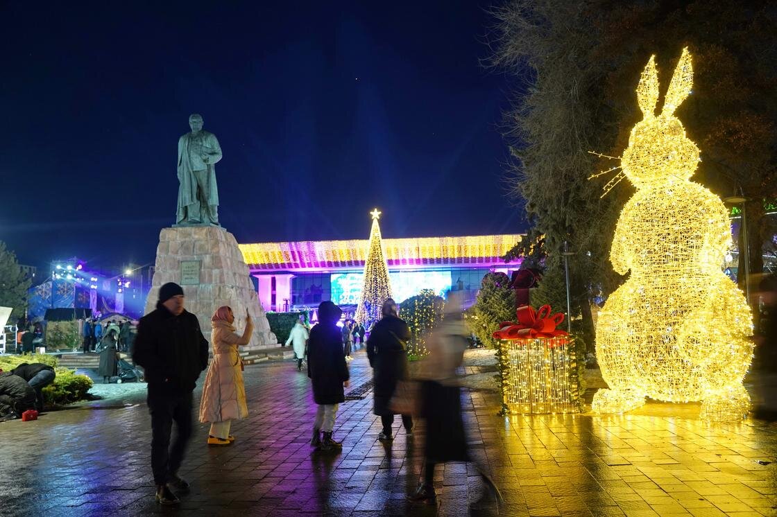    Новогодние украшения в Алматы:NUR.KZ/Владимир Третьяков
