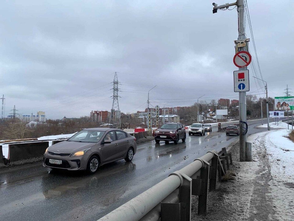     Колеи у Коммунального моста заделают к 30 декабря. Фото: Алёна Мищенко