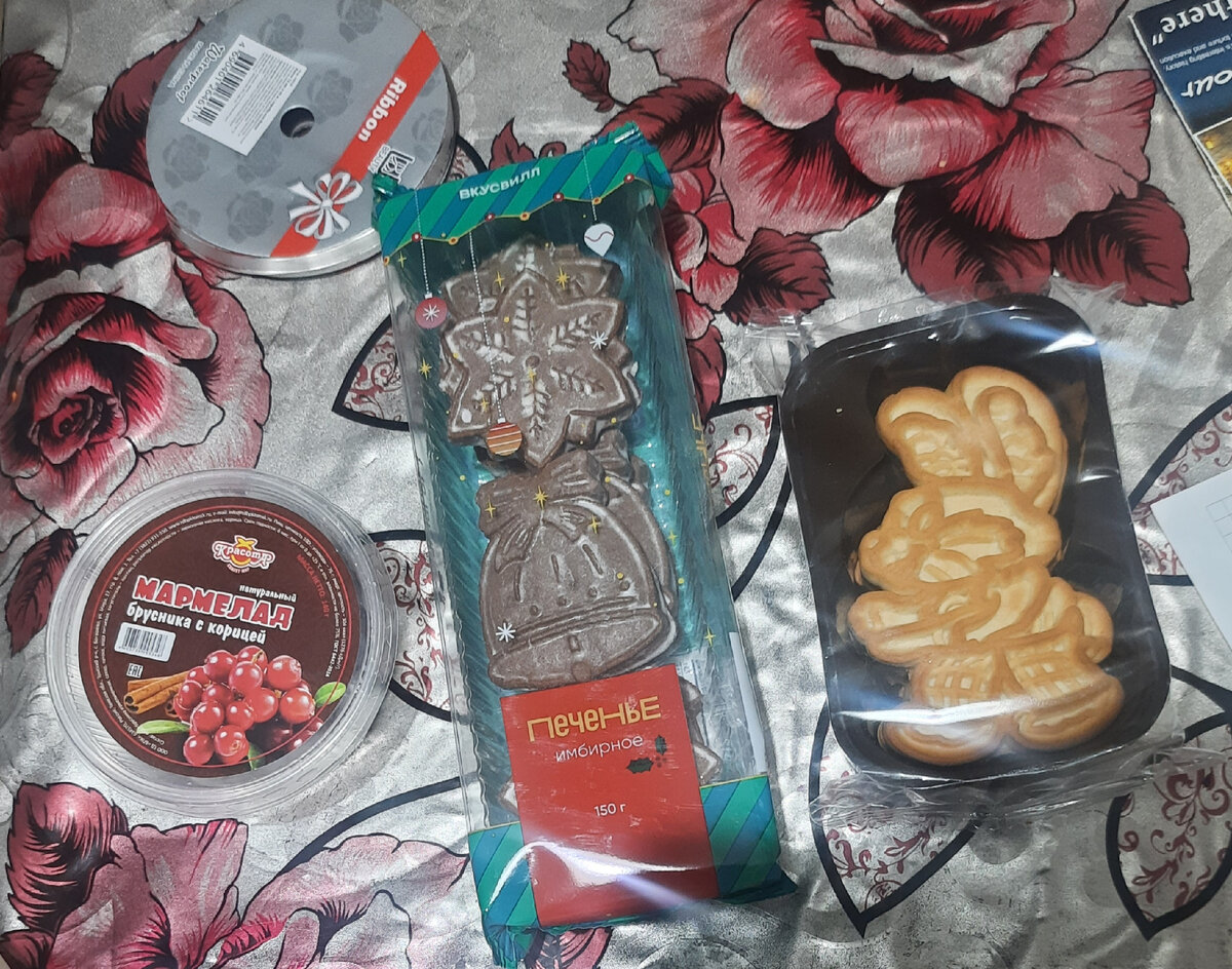 Вот все вкусности, состав радует. Все натуральное)