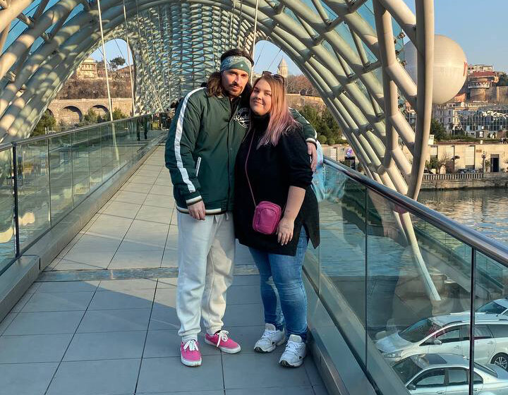 Стоят довольные.