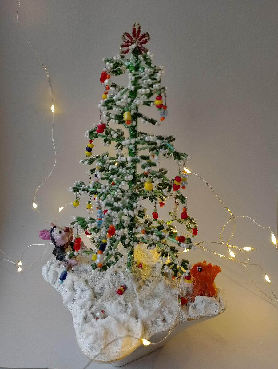 Мне эта композиция с ёлочкой в снегу и зверюшками, украшающими её, или любующимися ею напоминает сюжет со старых, таких милых и красивых новогодних открыток, которые я маленькая доставала из почтового ящика под Новый год... Фото из архива автора.