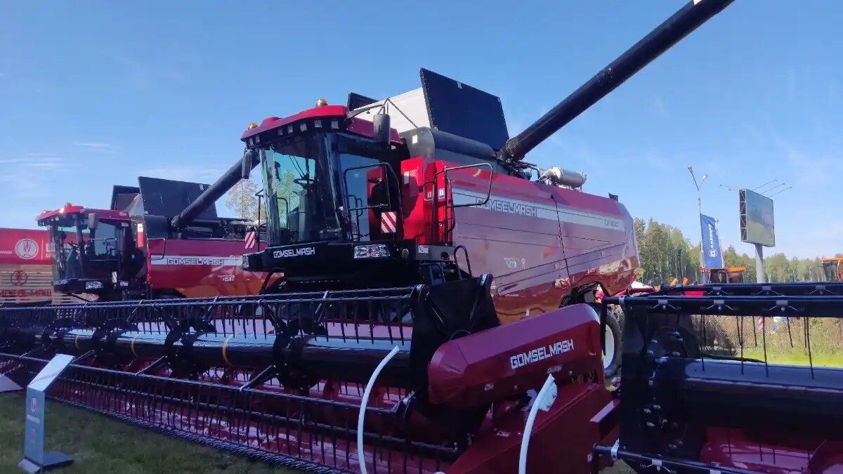 Фото: glavpahar.ru Зерноуборочный комбайн GH800 Гомсельмаш — новинка на выставке БЕЛАГРО-2022